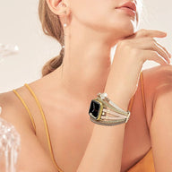 Bracelet multi-rangs doré pour Apple Watch, perles d'eau douce et strass blancs élégants.