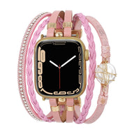 Bracelet multi-rangs rose pour Apple Watch avec breloques dorées et perle d'eau douce.