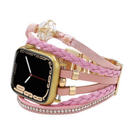 Bracelet multi-rangs rose pour Apple Watch avec tressé, perle d'eau douce et strass dorés.