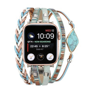 Bracelet de montre Apple Watch multi-rangs femme en pierres naturelles turquoise et cuir tressé bleu pâle.