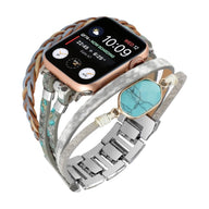 Bracelet multi-rangs en cuir blanc, pierre turquoise ovale et maillons métalliques argentés pour Apple Watch.