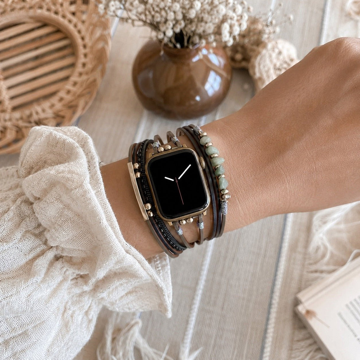 Bracelet de montre femme à cordons multiples, détails dorés et pierres vertes, accessoire de poignet élégant, Jaonie