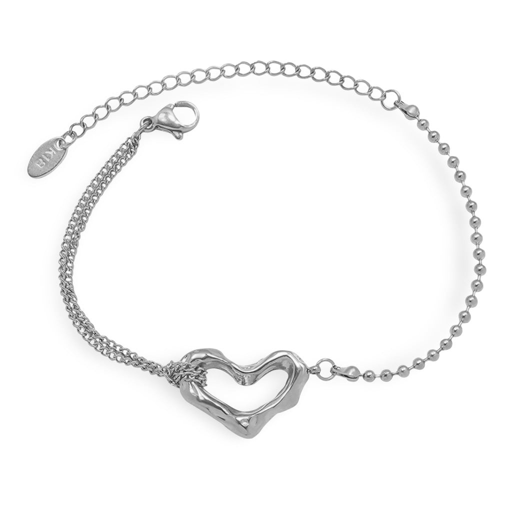 Bracelet en titane argenté avec motif cœur ajouré et chaîne fine à maillons ronds.