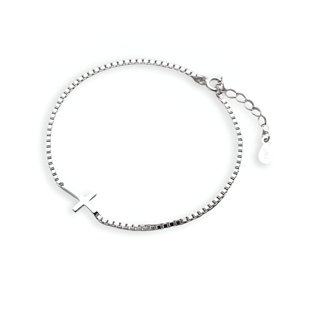 Bracelet fin en argent sterling avec petite croix chrétienne, fermoir ajustable.