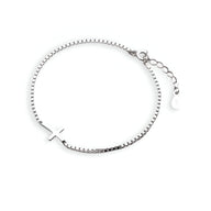 Bracelet fin en argent sterling avec petite croix chrétienne, fermoir ajustable.