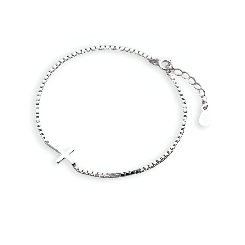 Bracelet fin en argent sterling avec petite croix chrétienne, fermoir ajustable.