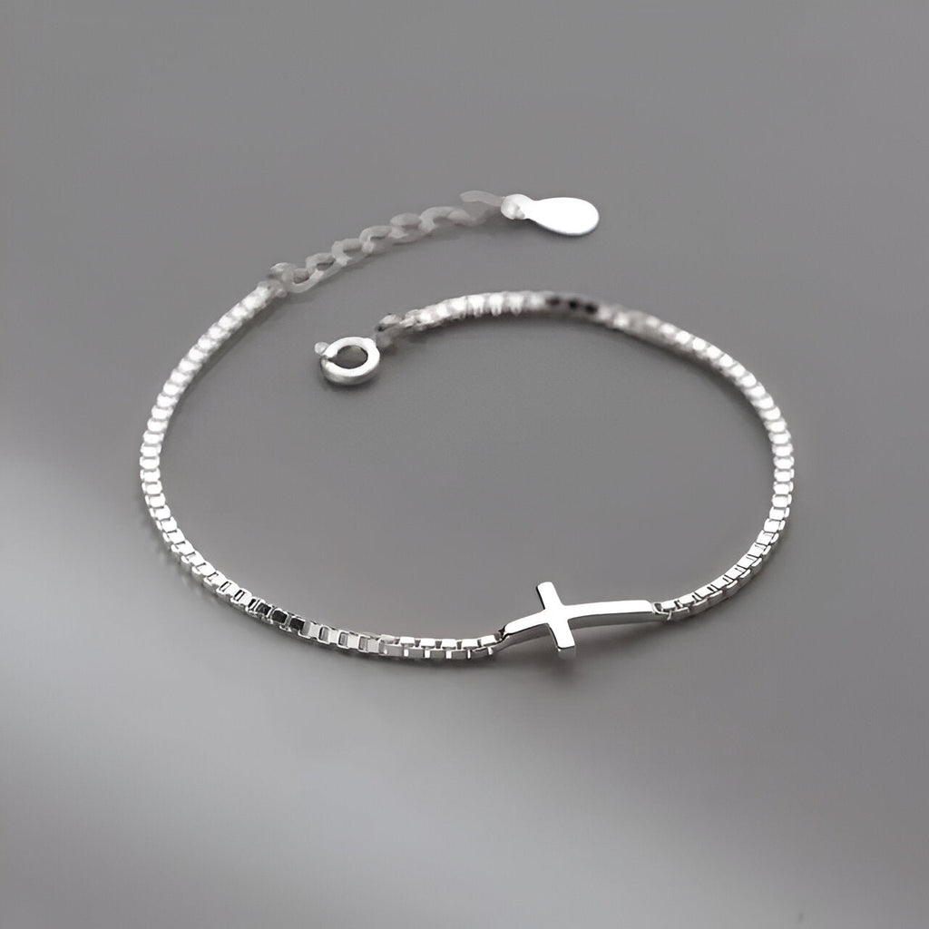 Bracelet fin en argent sterling avec petite croix chrétienne centrale, chaîne délicate ajustable.