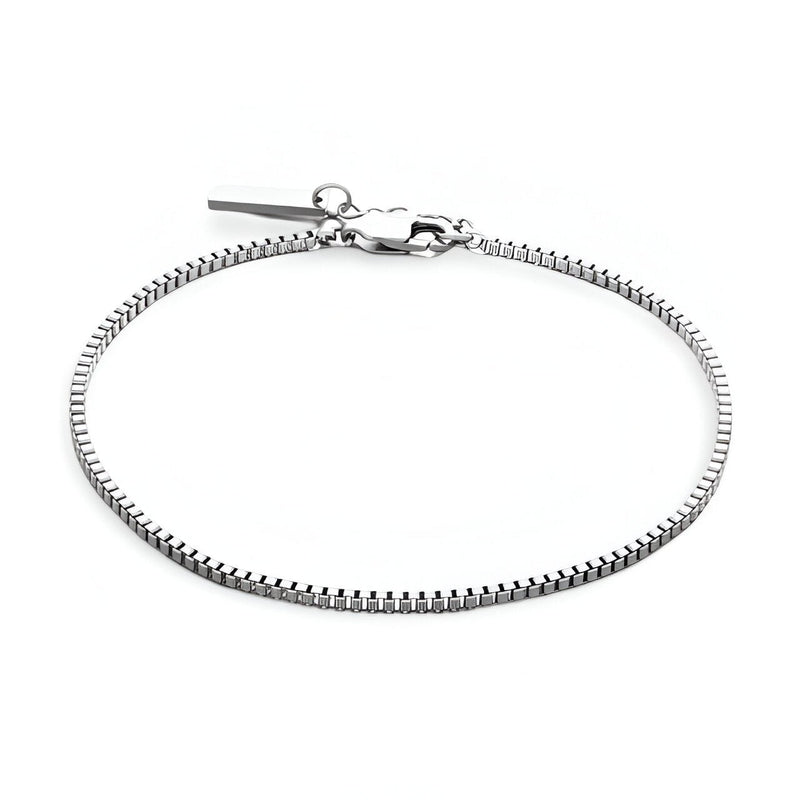 Bracelet homme en acier inoxydable argenté, chaînette fine avec fermoir lobster et pendentif discret.