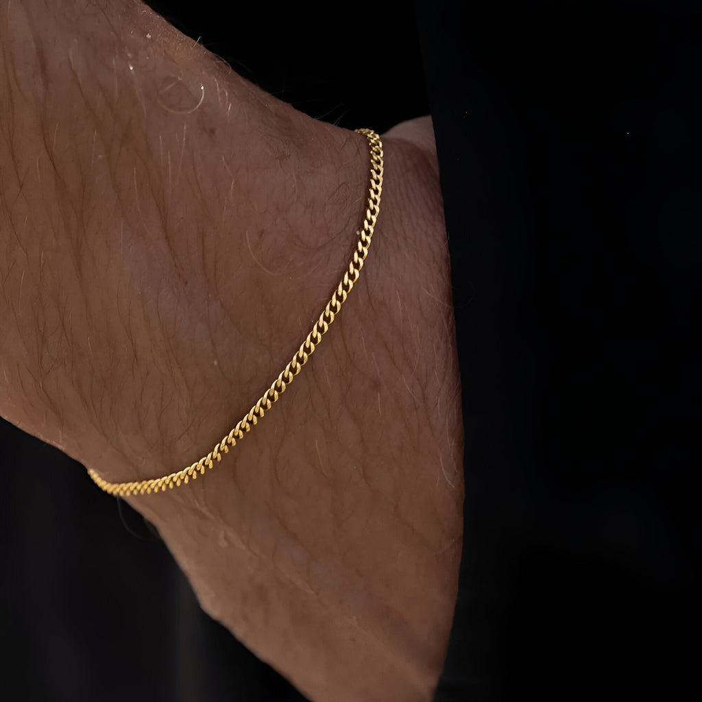 Bracelet fin chaîne en acier inoxydable doré, style discret pour homme, fermeture ajustable.