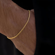 Bracelet fin chaîne en acier inoxydable doré, style discret pour homme, fermeture ajustable.