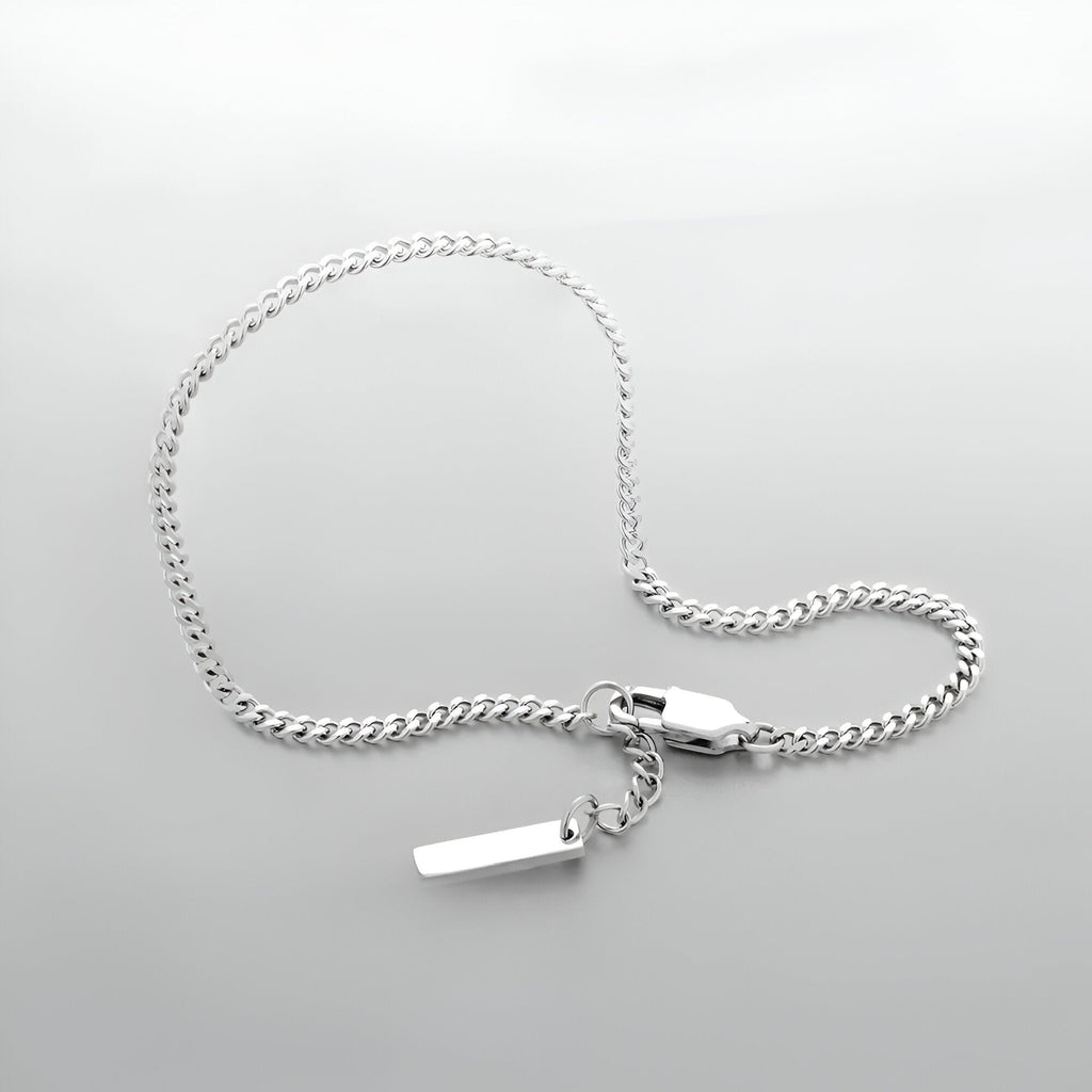 Bracelet homme en acier inoxydable argenté, chaîne fine avec fermoir mousqueton et pendant rectangulaire.