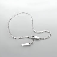 Bracelet homme en acier inoxydable argenté, chaîne fine avec fermoir mousqueton et pendant rectangulaire.