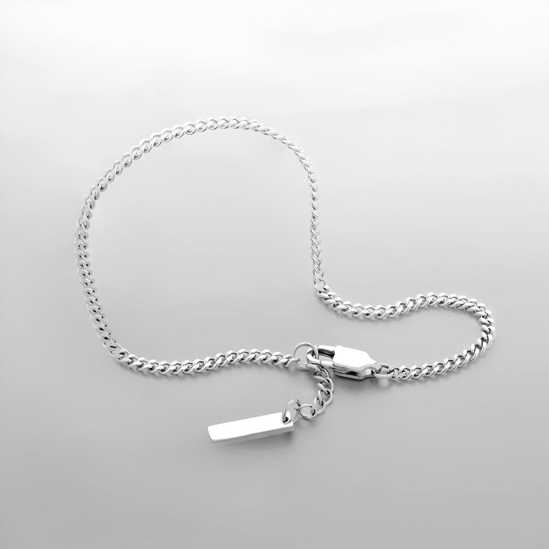 Bracelet homme en acier inoxydable argenté, chaîne fine avec fermoir mousqueton et pendant rectangulaire.