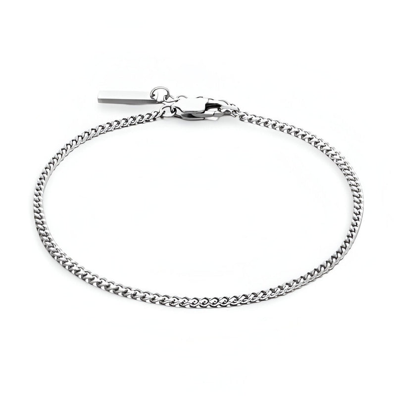 Bracelet homme fin en acier inoxydable argenté avec fermoir mousqueton et chaîne maille serpent.