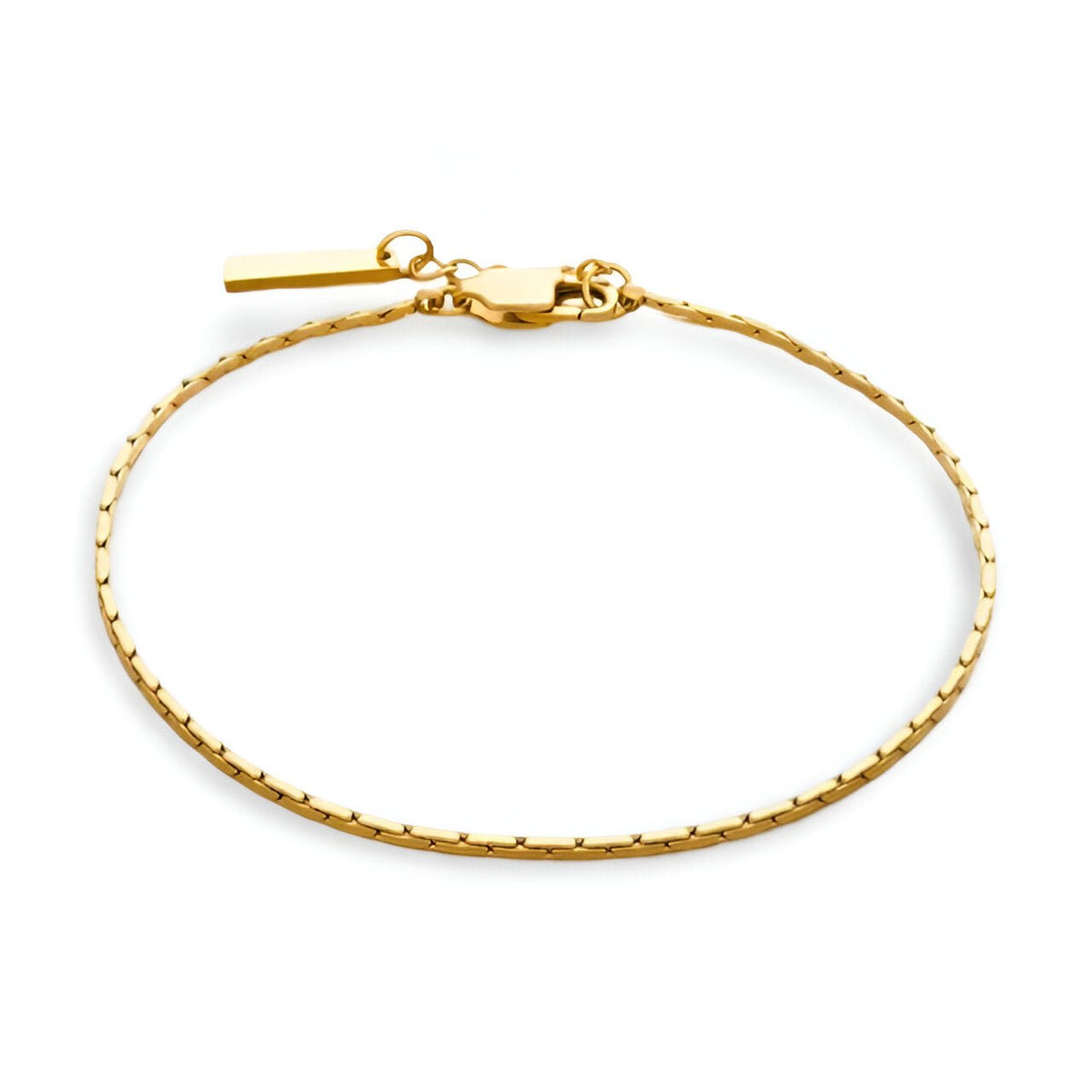 Bracelet fin en acier inoxydable doré, design épuré avec maillons discrets et fermoir mousqueton.