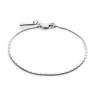 Bracelet fin en acier inoxydable argenté, maillons ronds, fermoir mousqueton, style minimaliste pour homme.