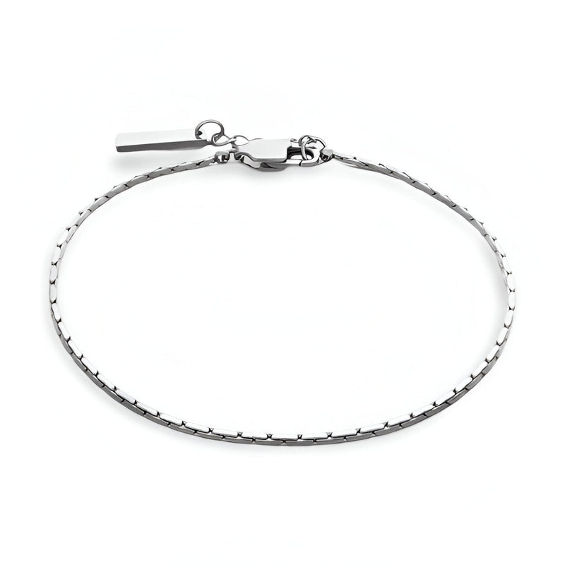 Bracelet fin en acier inoxydable argenté, maillons ronds, fermoir mousqueton, style minimaliste pour homme.