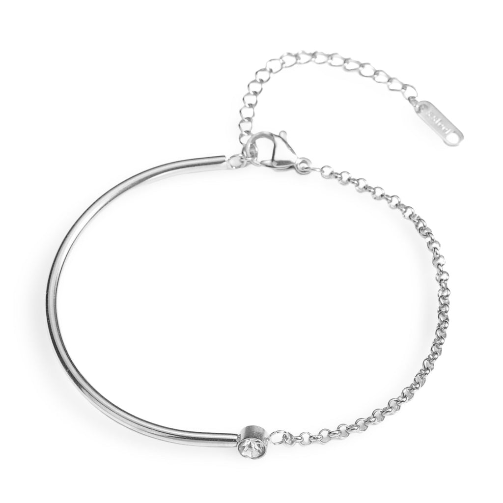 Bracelet fin en titane argenté avec pierre de zirconium et chaîne délicate pour femme.