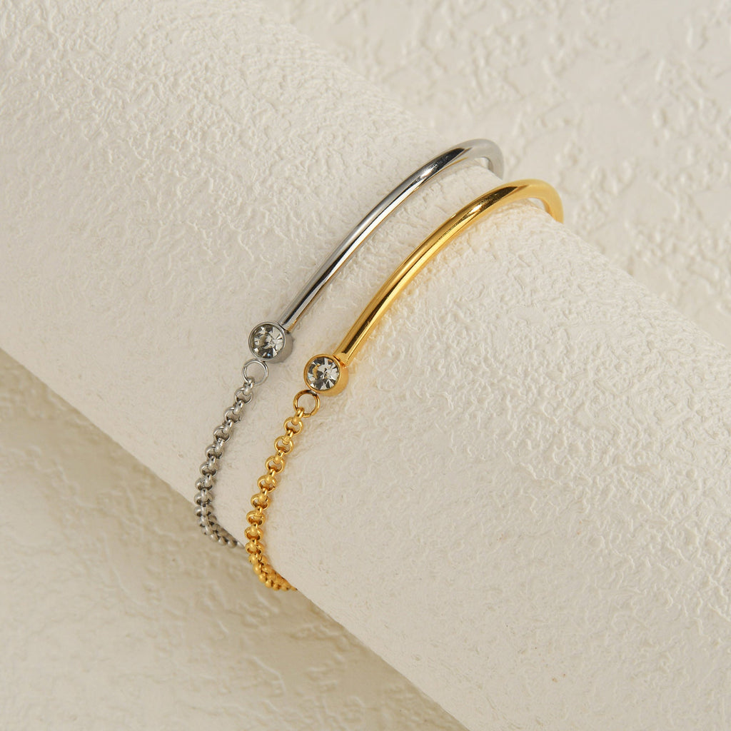 Bracelet fin en titane or avec pierre de zirconium et bracelet argenté assorti, style délicat.