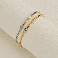 Bracelet fin en titane or avec pierre de zirconium et bracelet argenté assorti, style délicat.