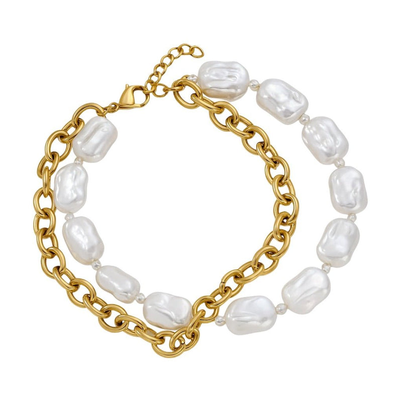 Bracelet double-rang doré en acier inoxydable avec perles blanches irrégulières et maillons ovales.