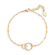 Bracelet femme double anneaux en argent sterling avec chaîne fine ornée de perles colorées.