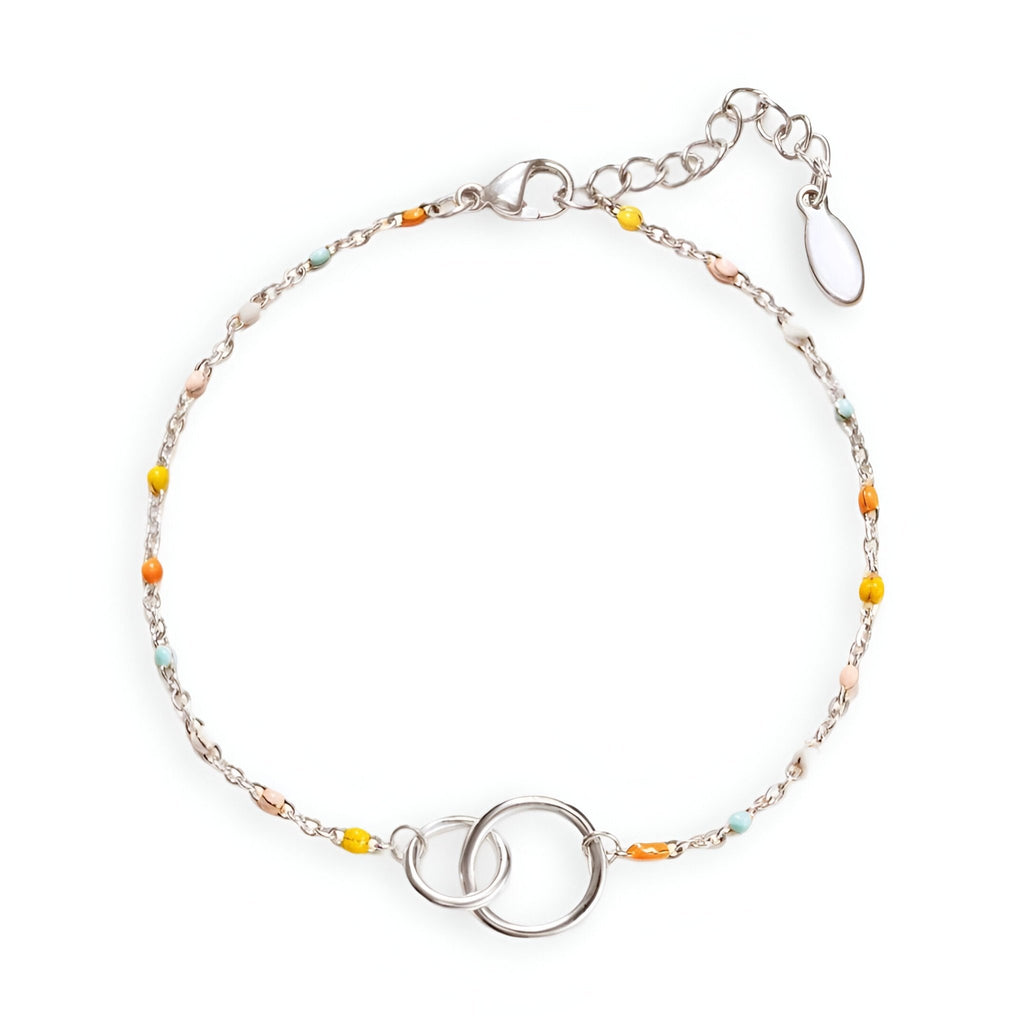 Bracelet fin en argent sterling avec deux anneaux entrelacés et perles colorées jaunes et turquoises.