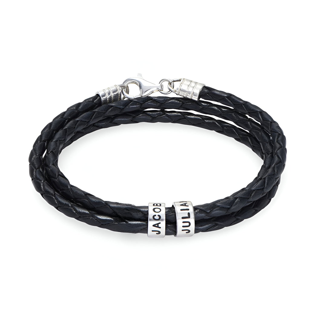 Bracelet double cordon en cuir tressé noir avec deux plaques argentées personnalisées, fermoir mousqueton.