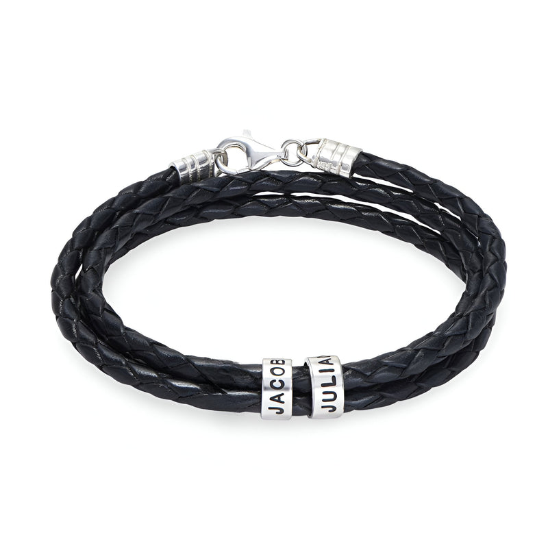 Bracelet double cordon en cuir tressé noir avec deux plaques argentées personnalisées, fermoir mousqueton.