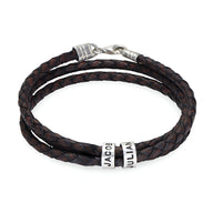 Bracelet double cordon cuir tressé marron avec deux plaques argentées personnalisées et fermoir métal.