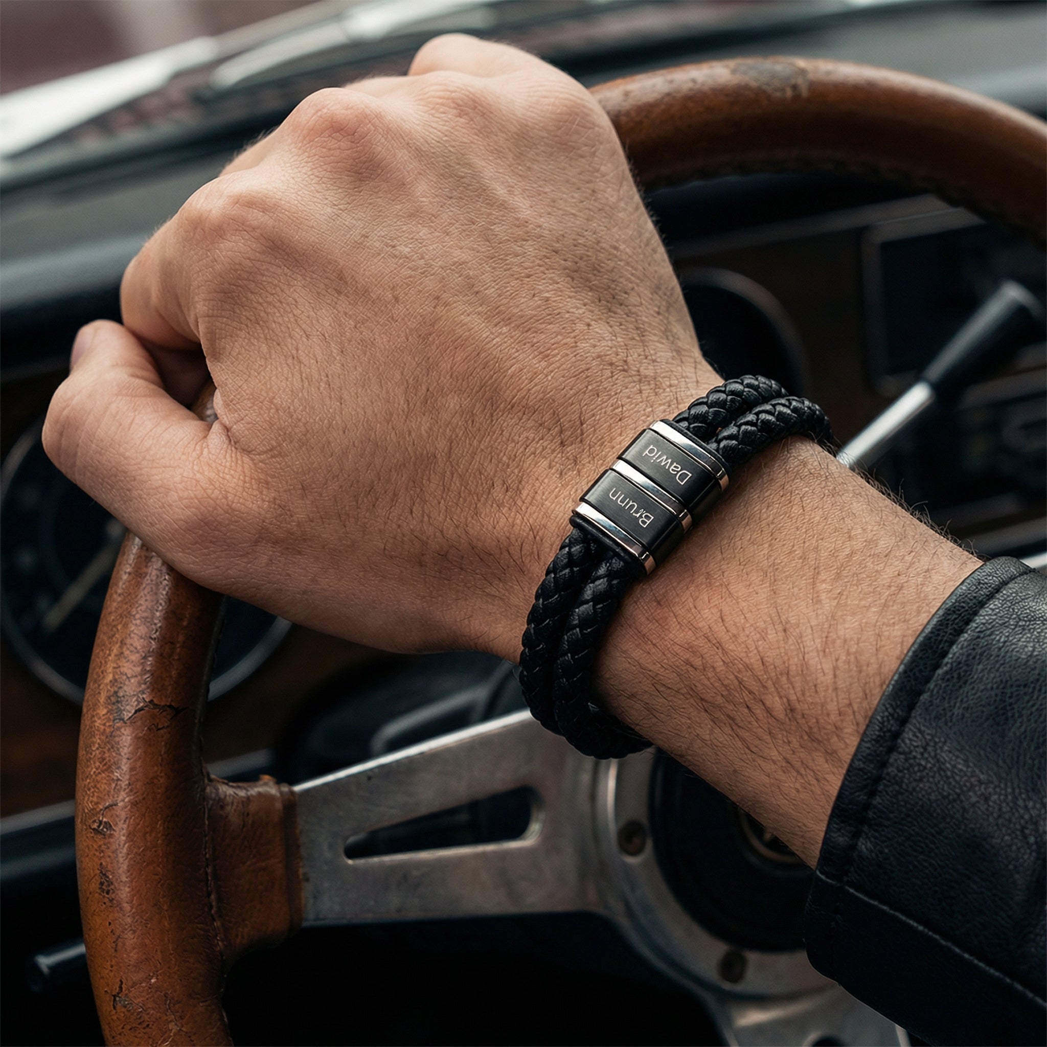 Personalisiertes Doppelarmband aus Leder mit zwei Plaketten, Modell Majo