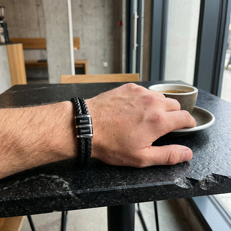 Personalisiertes Doppelarmband aus Leder mit zwei Plaketten, Modell Majo