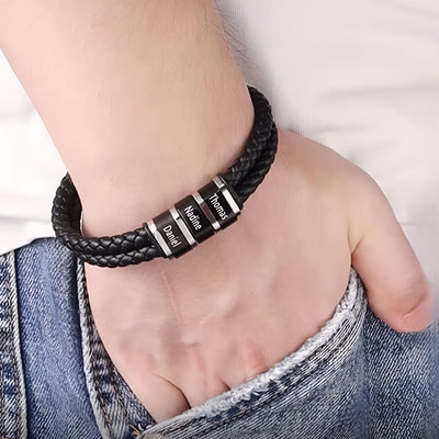 Bracelet noir double cordon en cuir tressé avec cinq plaques métalliques personnalisables porté au poignet.
