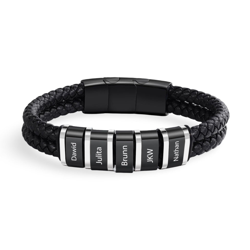 Bracelet homme noir en cuir tressé double cordon avec cinq plaques métalliques personnalisées gravées.