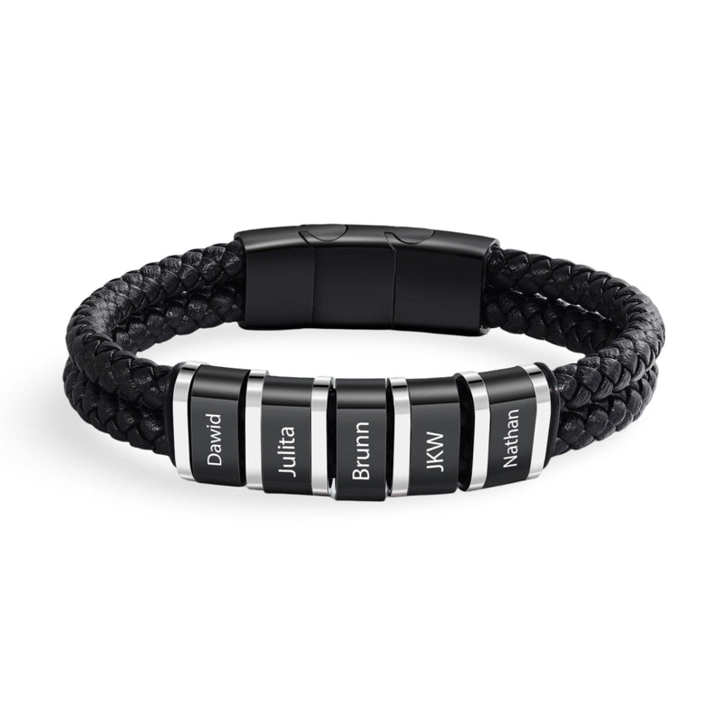 Bracelet homme noir en cuir tressé double cordon avec cinq plaques métalliques personnalisées gravées.