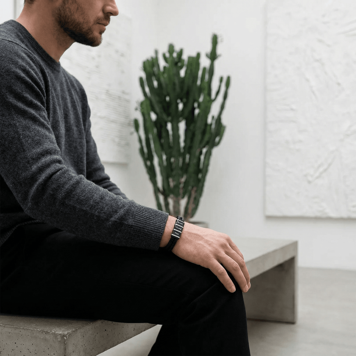 Personligt armbånd med dobbelt lædersnor, tre plader, model Majo