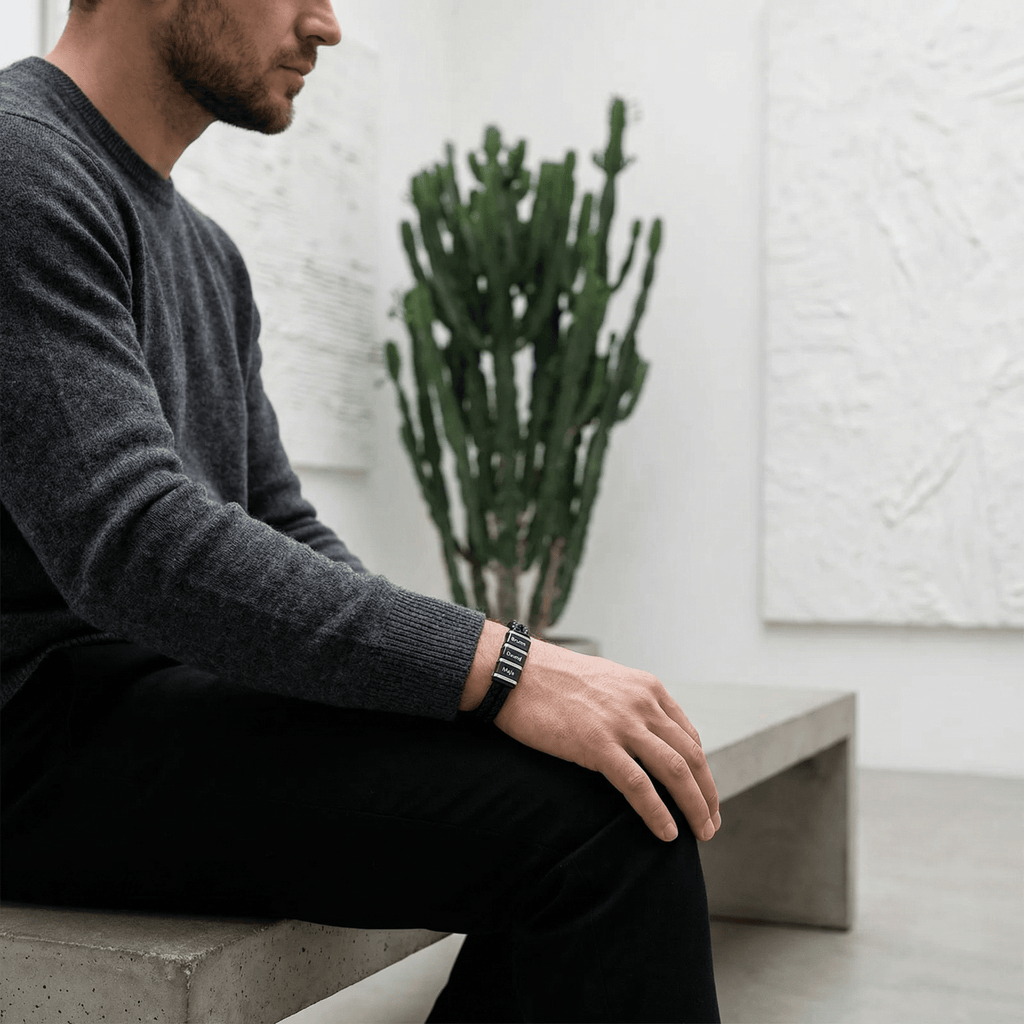 Pulseira de duplo cordão em couro personalizada, três placas, modelo Majo