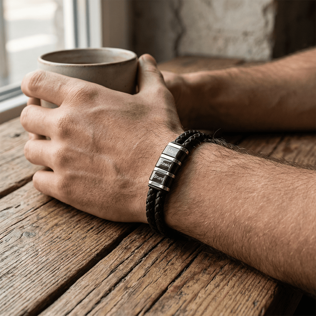 Pulseira de duplo cordão em couro personalizada, três placas, modelo Majo