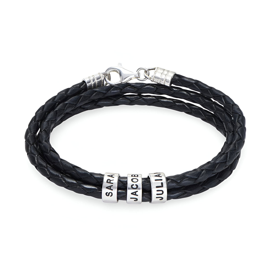 Bracelet double cordon en cuir noir tressé avec trois plaques argentées personnalisées arrondies.