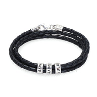 Bracelet double cordon en cuir noir tressé avec trois plaques argentées personnalisées arrondies.