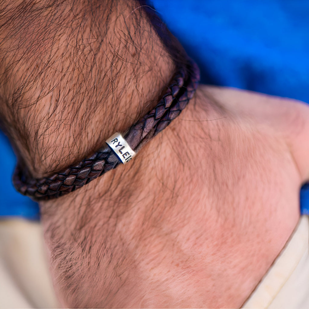 Bracelet double cordon en cuir tressé marron avec plaque métal arrondie gravée style personnalisé.