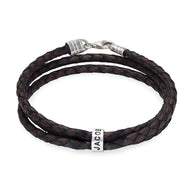 Bracelet double cordon en cuir tressé marron avec plaque arrondie gravée en métal argenté.