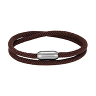 Bracelet double cordon en nylon marron avec fermoir magnétique argenté, style mixte et tendance.