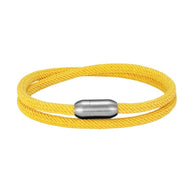 Bracelet double cordon en nylon jaune vif avec fermoir magnétique argenté lisse.