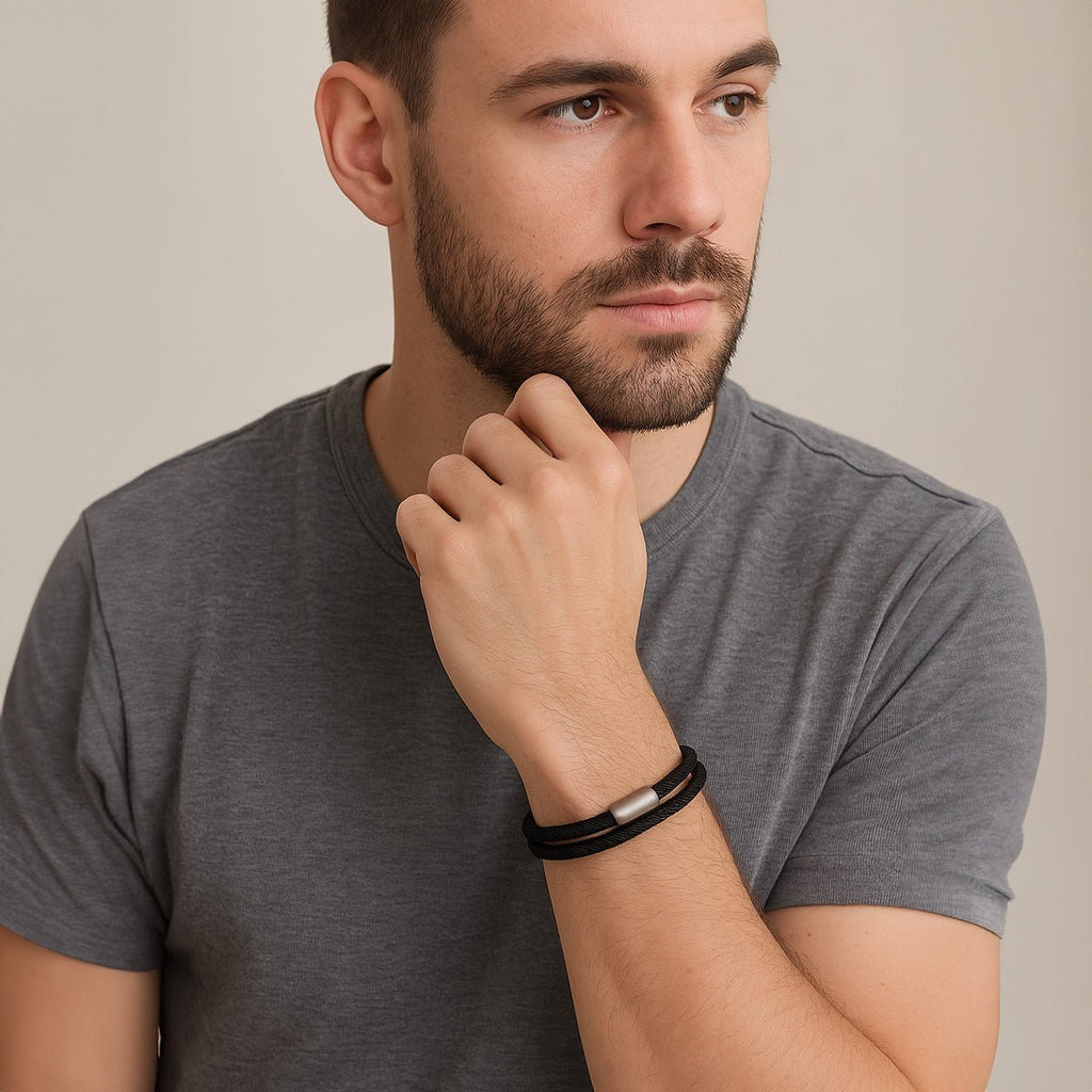 Bracelet double cordon noir en nylon avec plaque métallique minimaliste, style mixte.