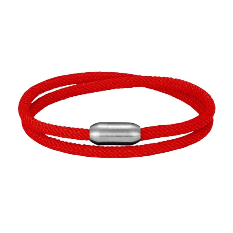 Bracelet double cordon nylon rouge avec fermoir métal gris mat, style unisexe élégant.
