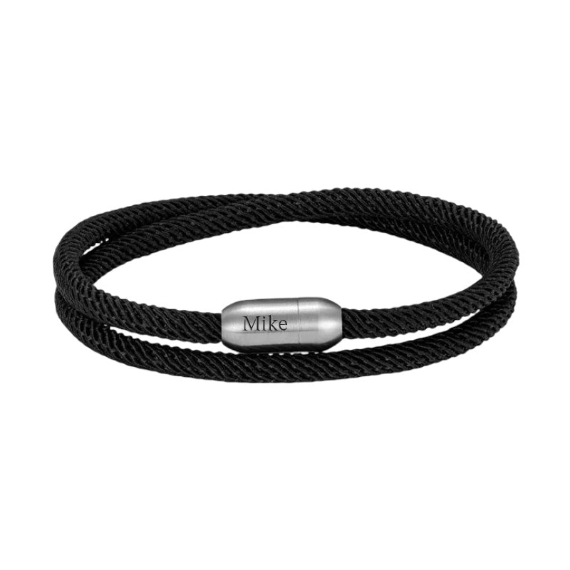 Bracelet double cordon nylon noir avec fermoir métallique argenté gravé "Nike".