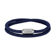 Bracelet double cordon en nylon bleu marine avec fermoir métallique argenté lisse.