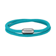 Bracelet double cordon en nylon bleu clair avec fermoir métallique argenté, style unisexe.
