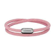 Bracelet double cordon nylon rose avec fermoir métallique argenté lisse, style minimaliste.